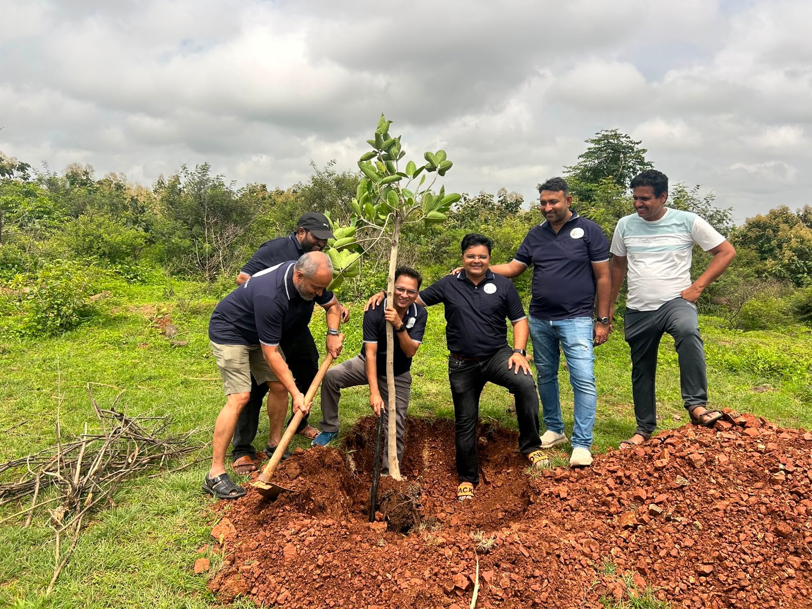 Shwas Foundation volunteers planting a sapling together at Alandi